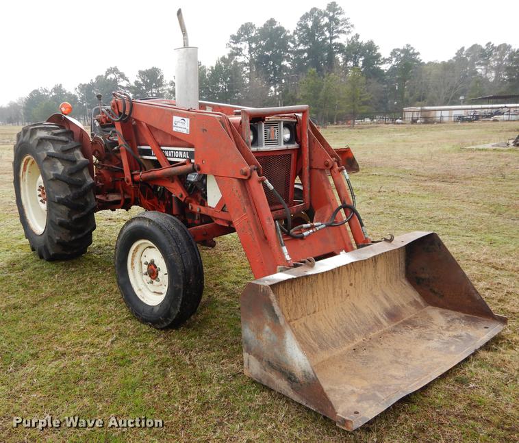 image for item DC0175 International 384 tractor