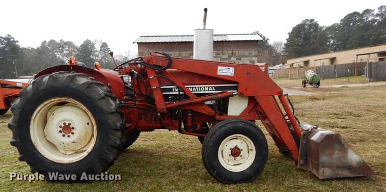 image for item DC0175 International 384 tractor