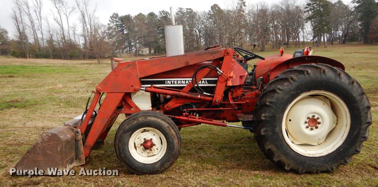 image for item DC0175 International 384 tractor
