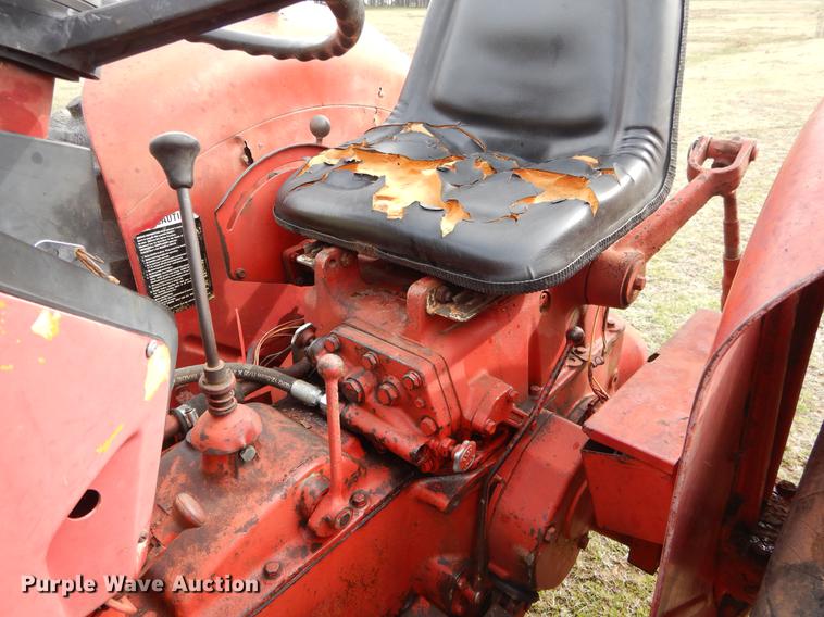 image for item DC0175 International 384 tractor