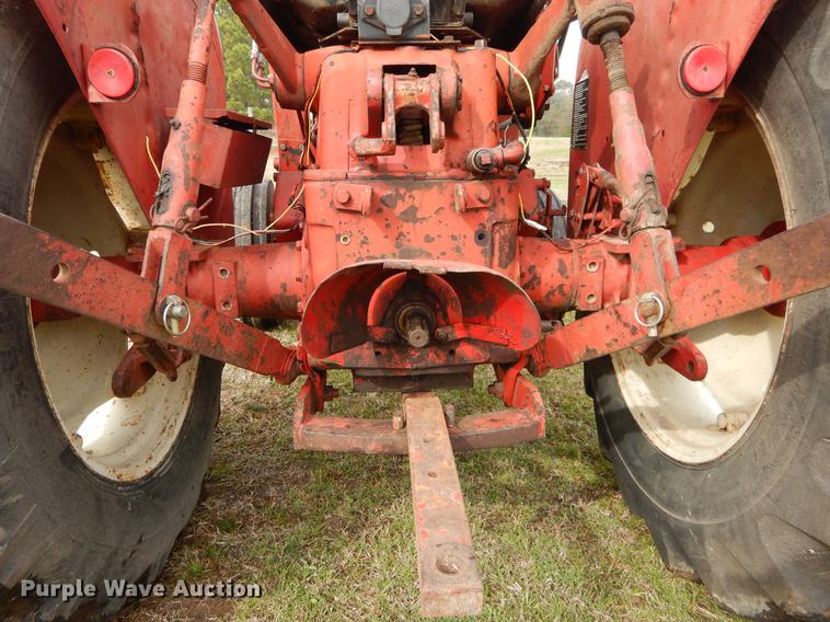 image for item DC0175 International 384 tractor