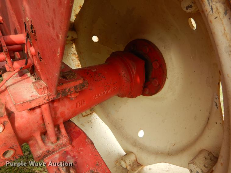 image for item DC0175 International 384 tractor