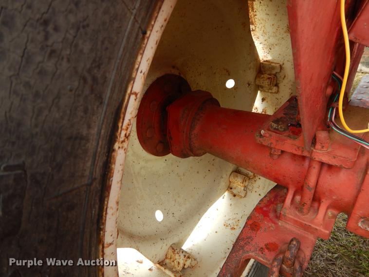 image for item DC0175 International 384 tractor