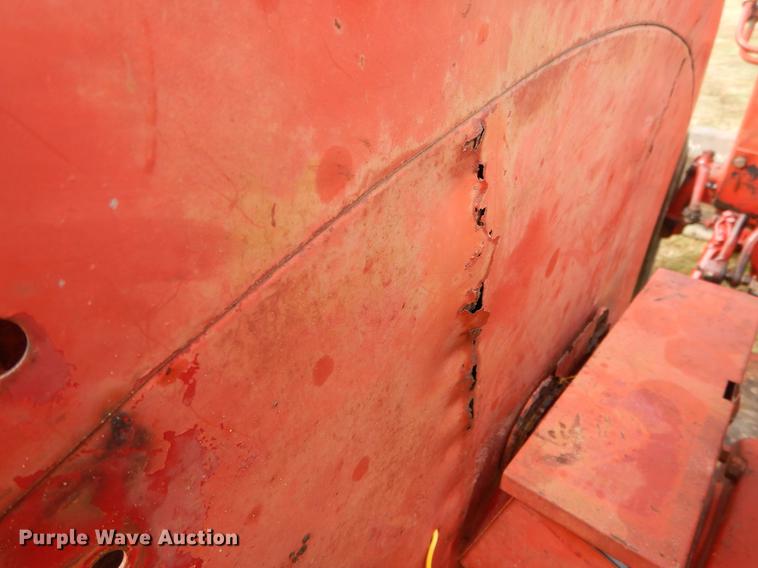 image for item DC0175 International 384 tractor