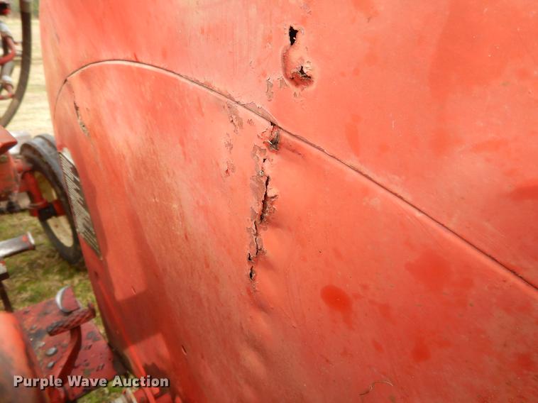 image for item DC0175 International 384 tractor