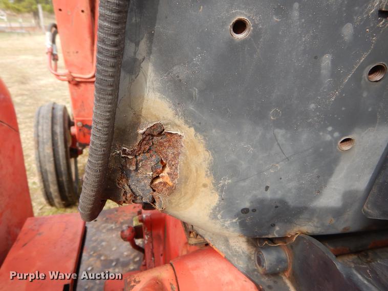 image for item DC0175 International 384 tractor