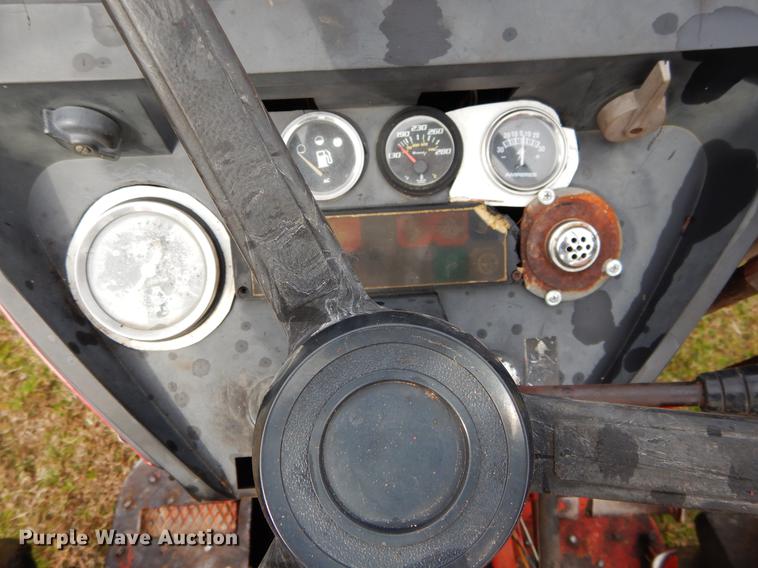 image for item DC0175 International 384 tractor