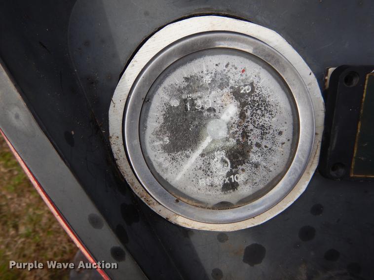 image for item DC0175 International 384 tractor