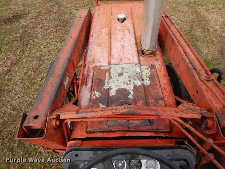 image for item DC0175 International 384 tractor