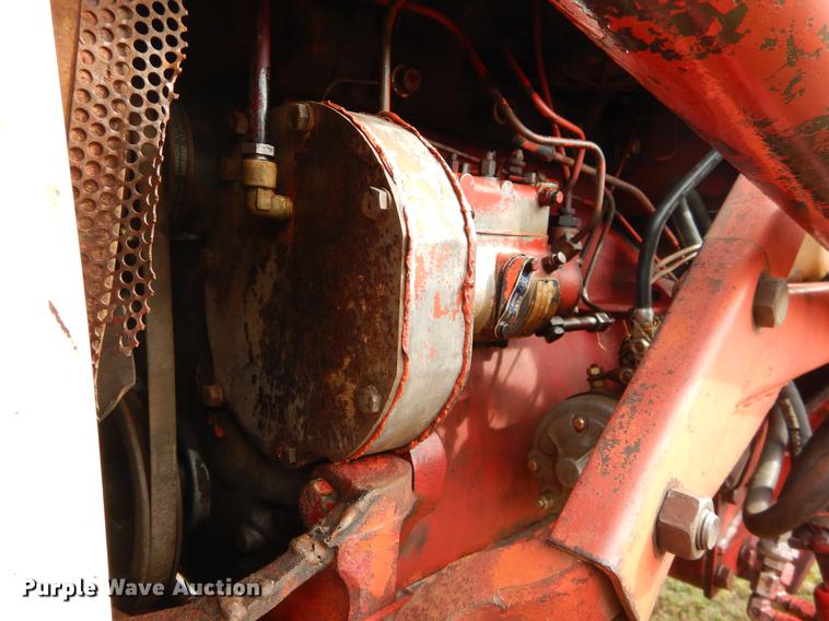 image for item DC0175 International 384 tractor