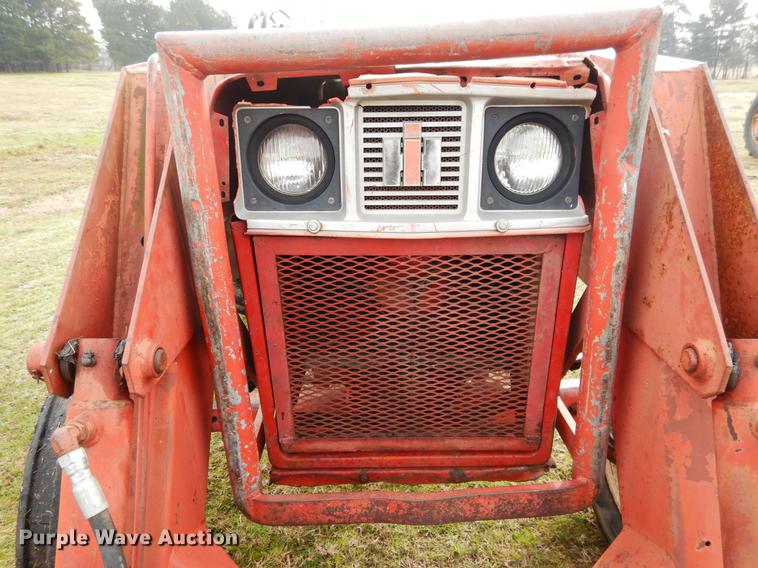 image for item DC0175 International 384 tractor