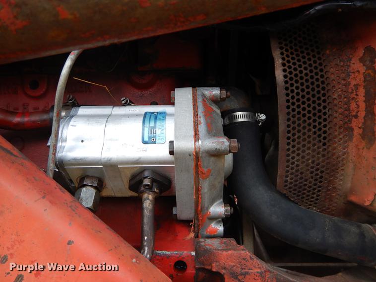 image for item DC0175 International 384 tractor