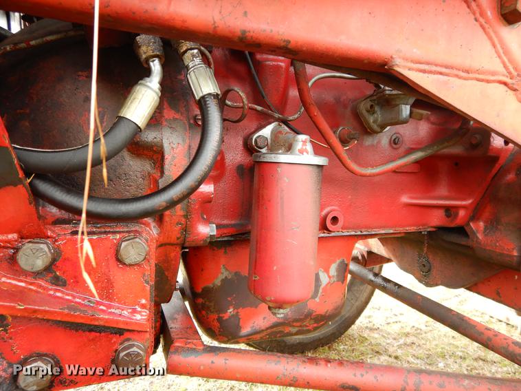 image for item DC0175 International 384 tractor