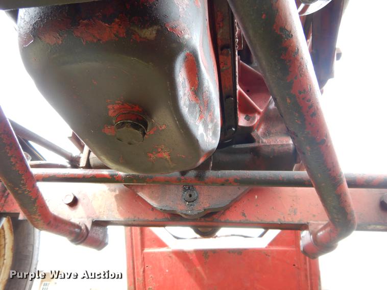 image for item DC0175 International 384 tractor