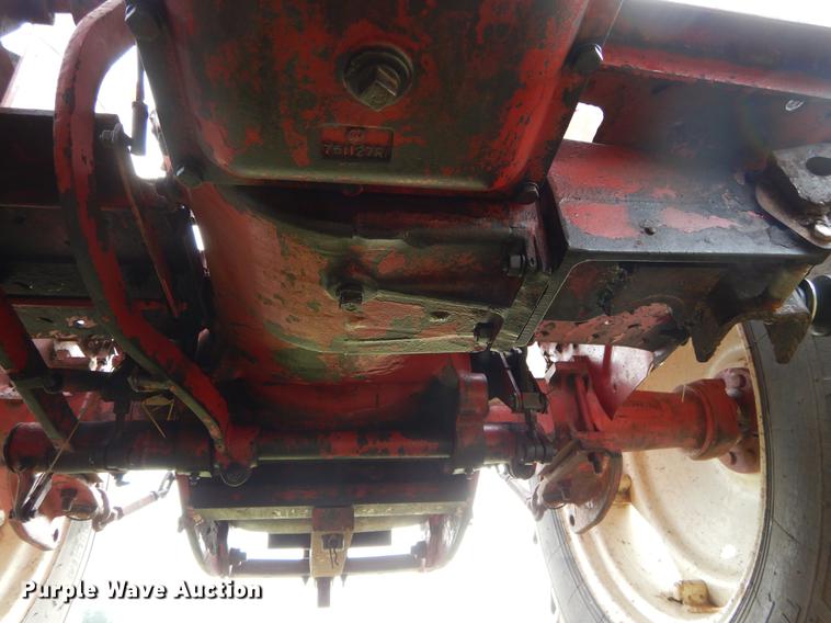 image for item DC0175 International 384 tractor