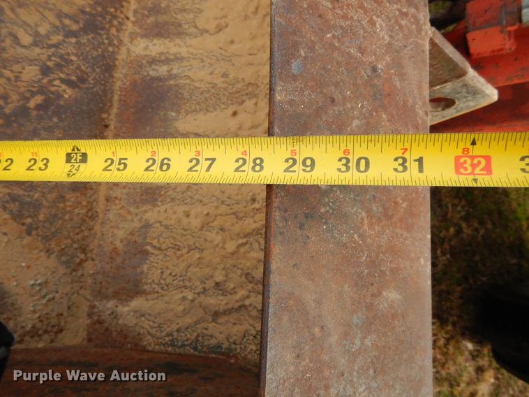 image for item DC0175 International 384 tractor