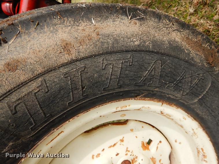 image for item DC0175 International 384 tractor