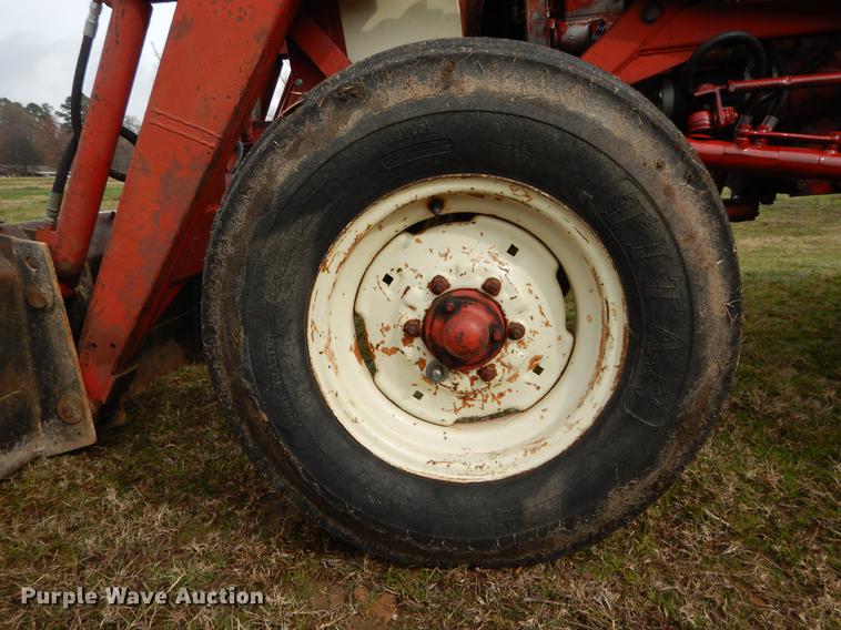 image for item DC0175 International 384 tractor