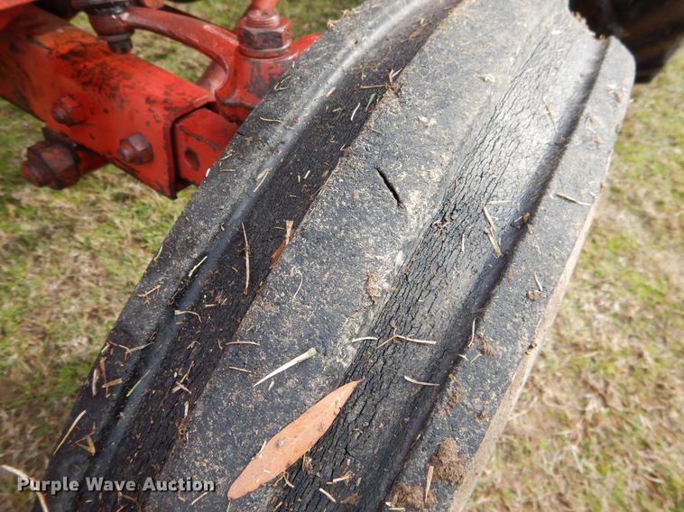 image for item DC0175 International 384 tractor