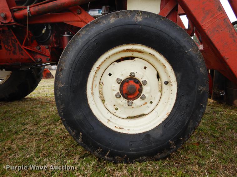 image for item DC0175 International 384 tractor