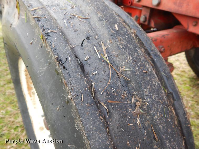 image for item DC0175 International 384 tractor