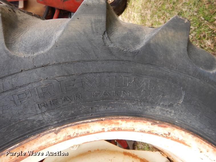 image for item DC0175 International 384 tractor