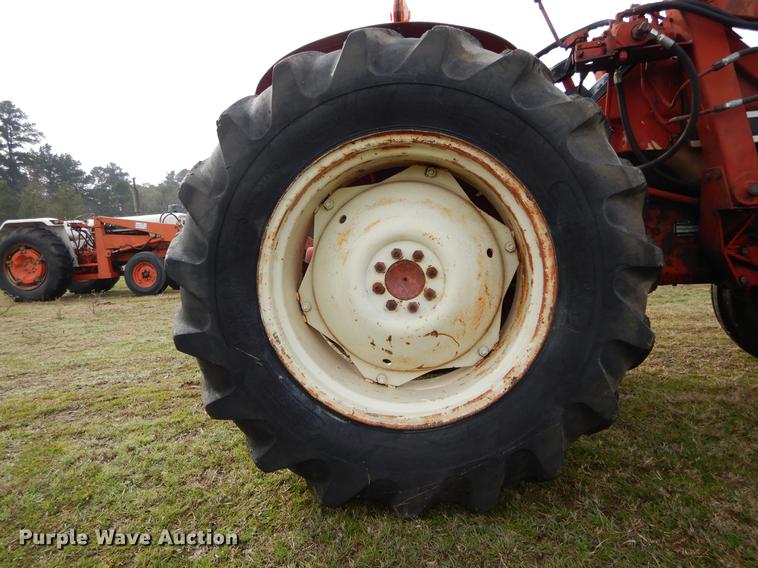 image for item DC0175 International 384 tractor