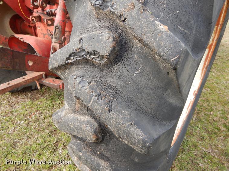 image for item DC0175 International 384 tractor