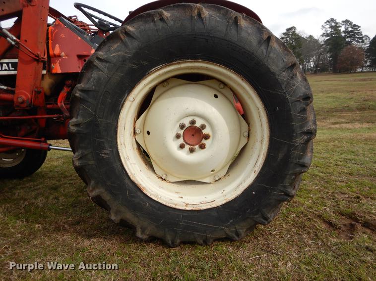 image for item DC0175 International 384 tractor