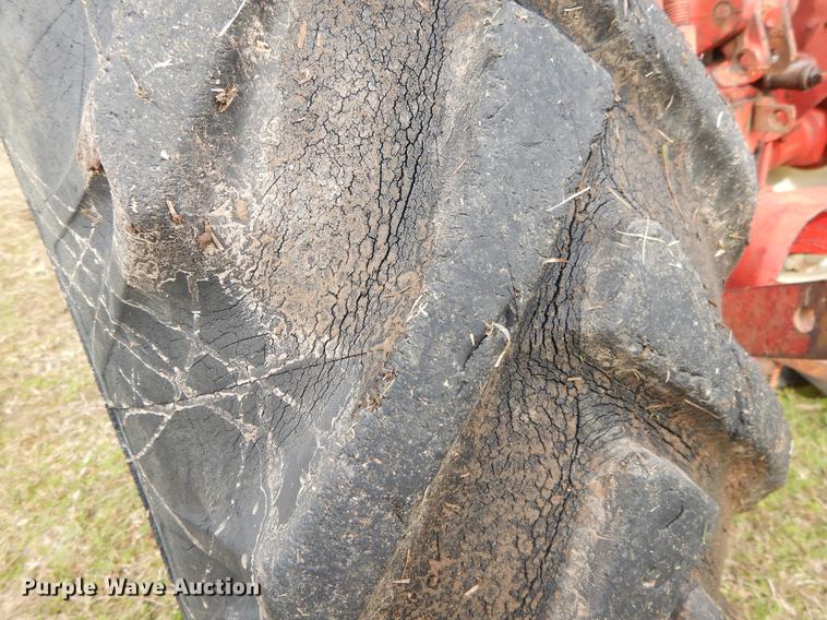 image for item DC0175 International 384 tractor