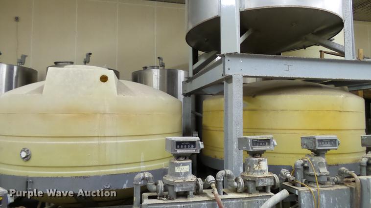 image for item DE4981 (2) poly tanks