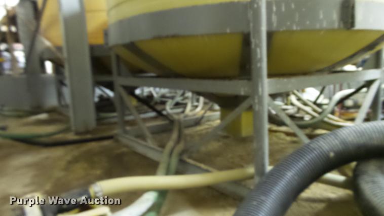 image for item DE4981 (2) poly tanks