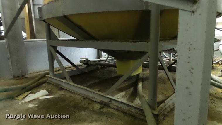 image for item DE4981 (2) poly tanks