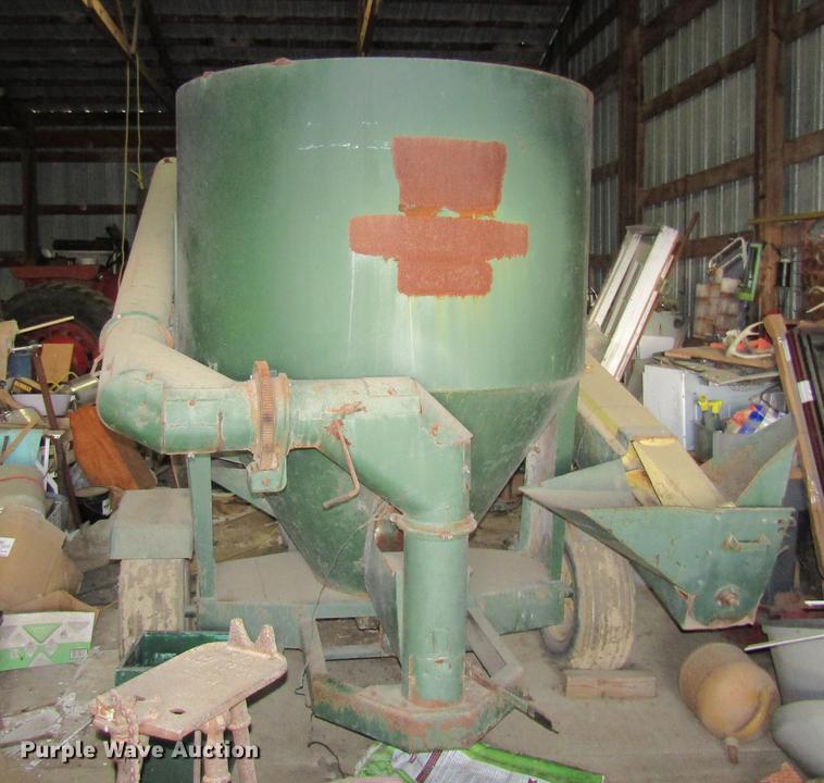 image for item DE5968 Arts Way 325-A feed mixer