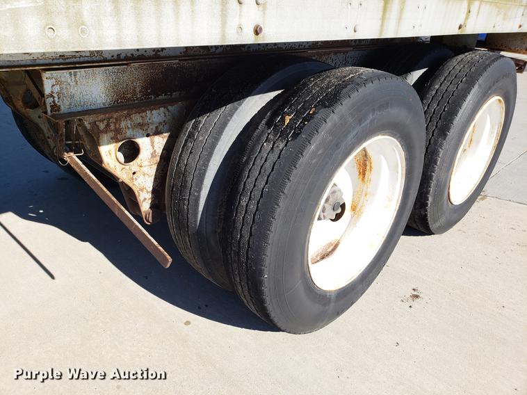 image for item AV9468 1981 Fruehauf dry van trailer