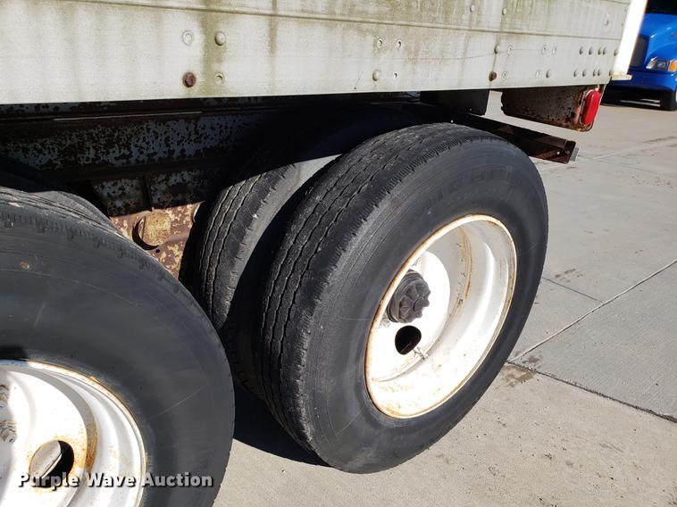 image for item AV9468 1981 Fruehauf dry van trailer