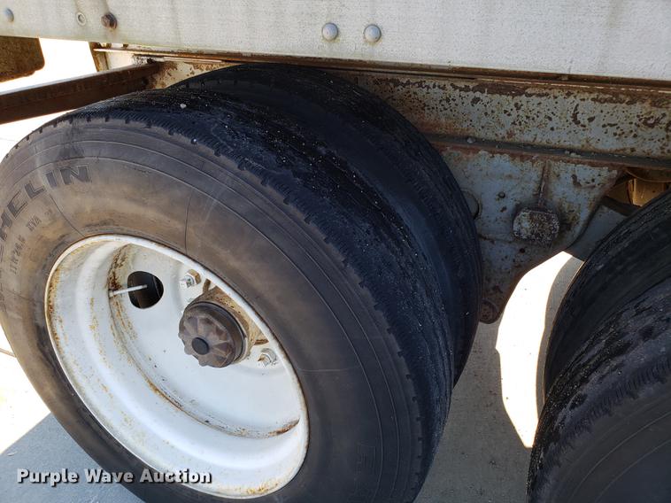 image for item AV9468 1981 Fruehauf dry van trailer