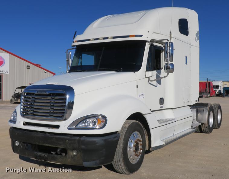 image for item DB8924 2003 Freightliner Columbia semi truck