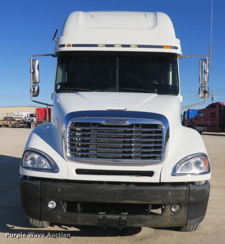 image for item DB8924 2003 Freightliner Columbia semi truck