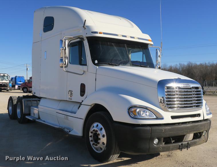 image for item DB8924 2003 Freightliner Columbia semi truck