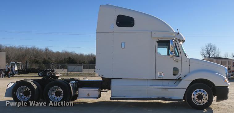 image for item DB8924 2003 Freightliner Columbia semi truck