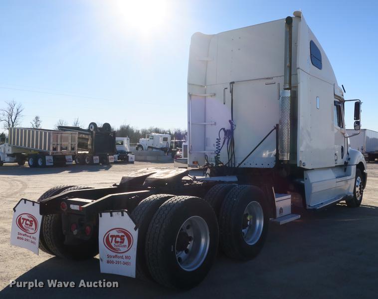 image for item DB8924 2003 Freightliner Columbia semi truck