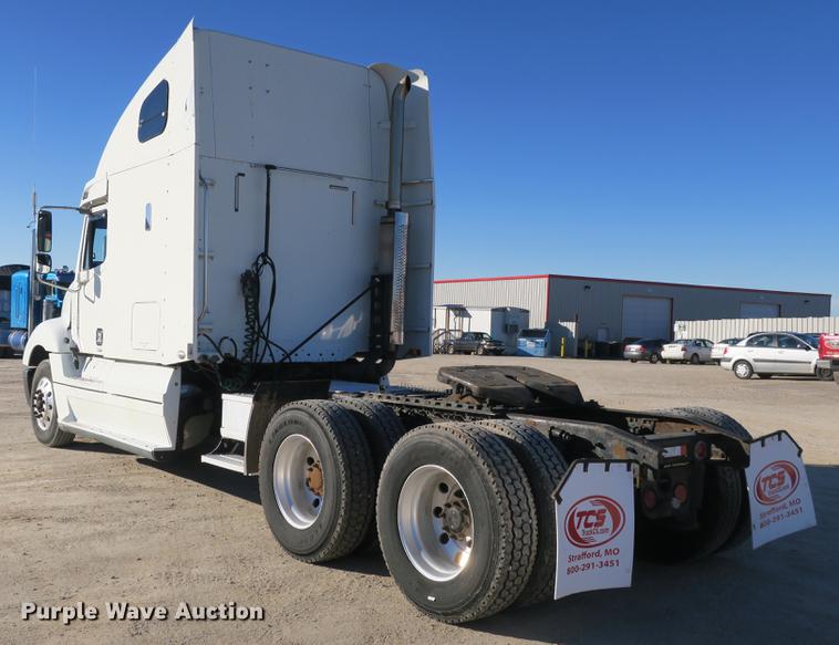 image for item DB8924 2003 Freightliner Columbia semi truck