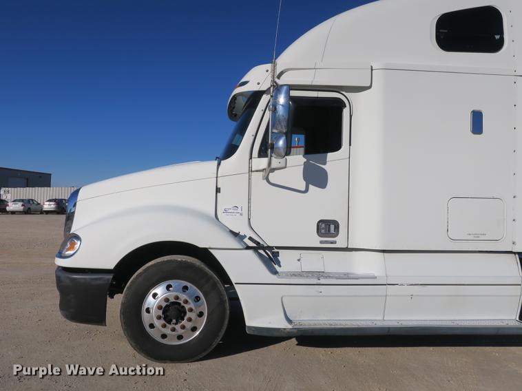 image for item DB8924 2003 Freightliner Columbia semi truck