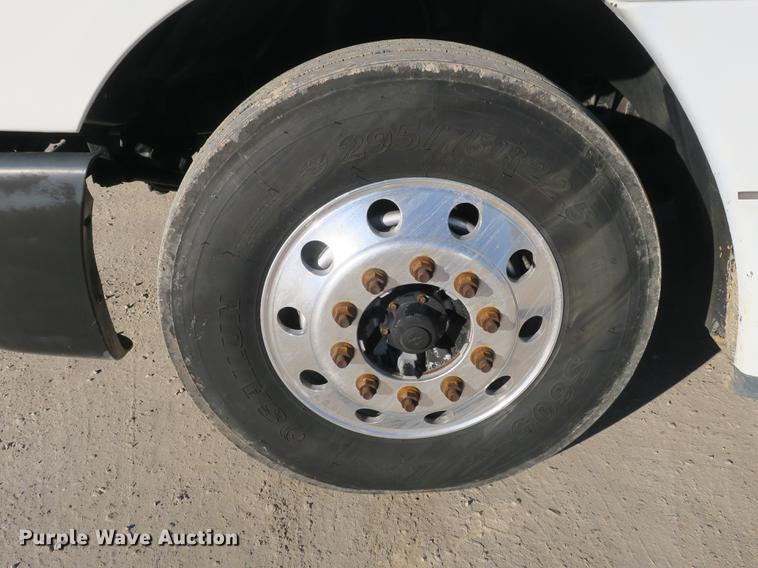 image for item DB8924 2003 Freightliner Columbia semi truck