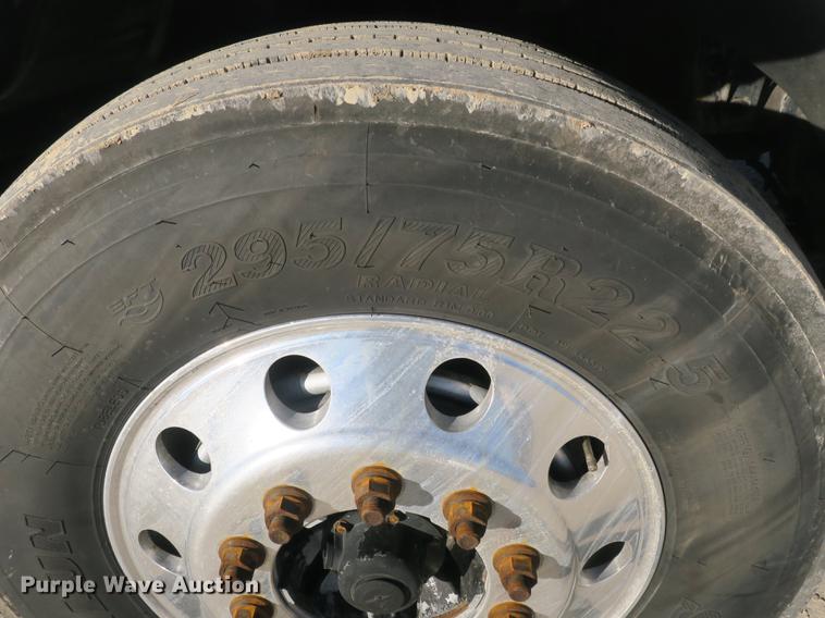 image for item DB8924 2003 Freightliner Columbia semi truck