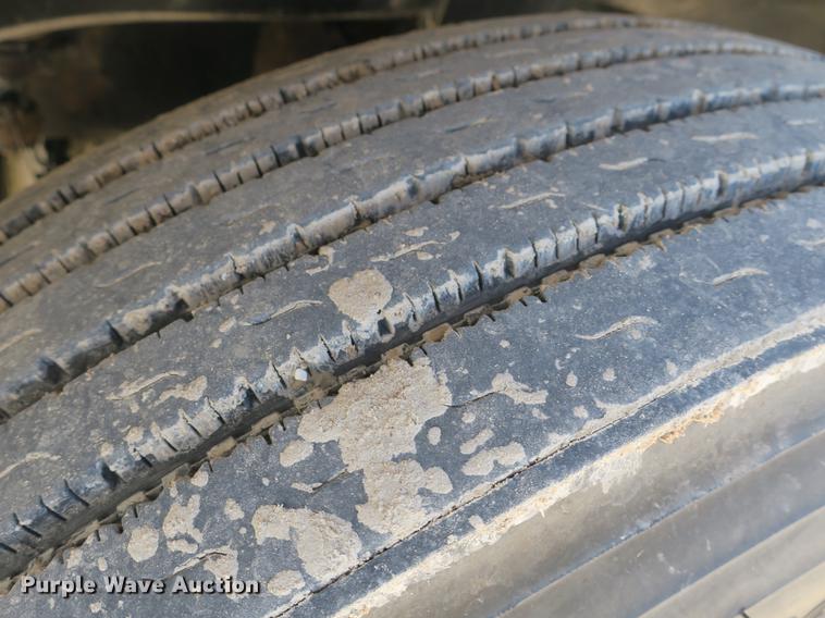 image for item DB8924 2003 Freightliner Columbia semi truck