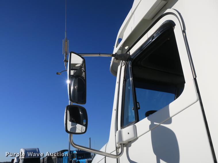 image for item DB8924 2003 Freightliner Columbia semi truck