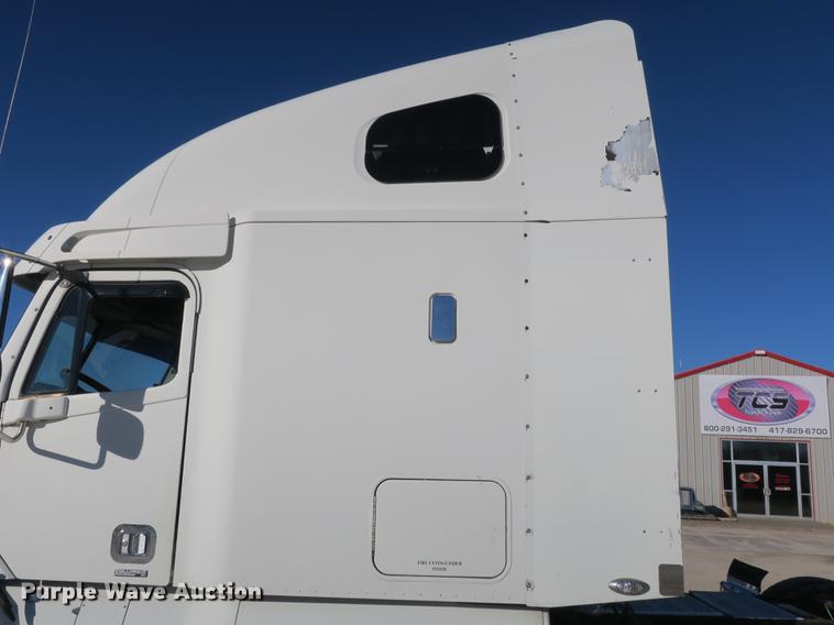 image for item DB8924 2003 Freightliner Columbia semi truck