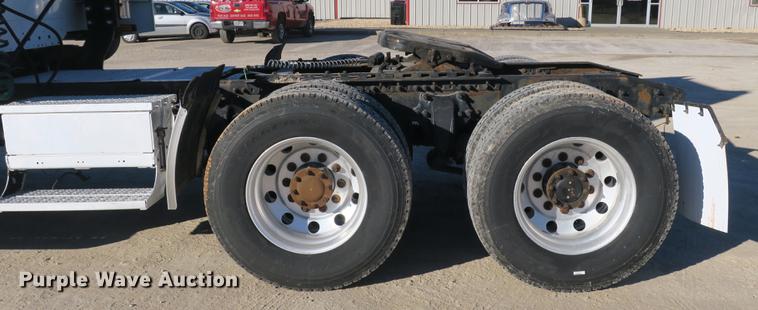 image for item DB8924 2003 Freightliner Columbia semi truck